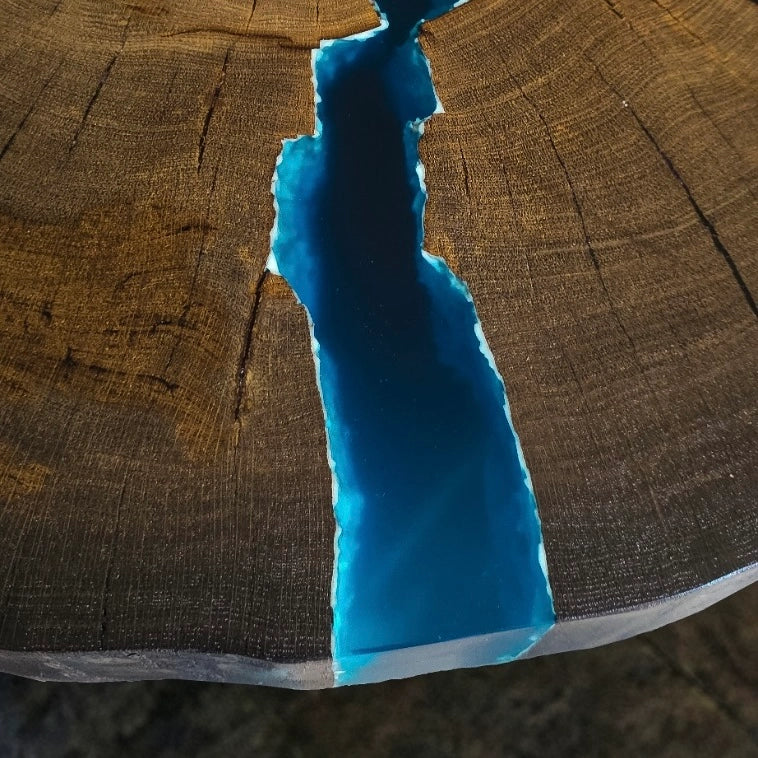 Table basse OBSIDIENNE — Chêne noir millénaire & résine époxy turquoise