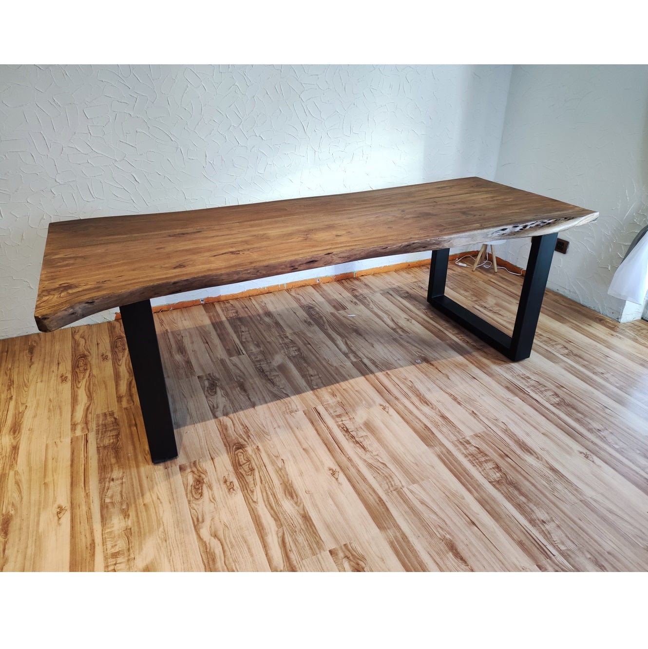 Table bord naturel en acacia
