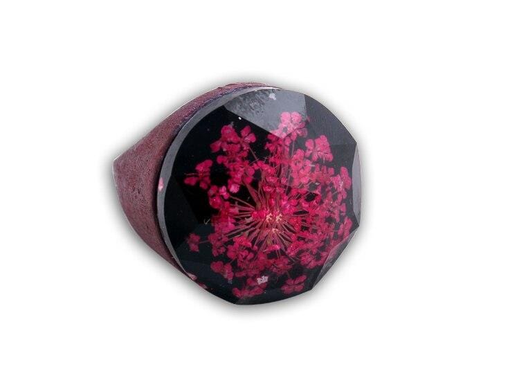 Bague résine et fleur rouge