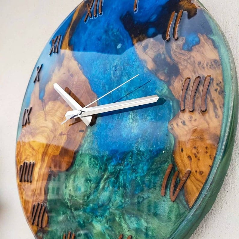 Époxy et grande horloge murale en bois