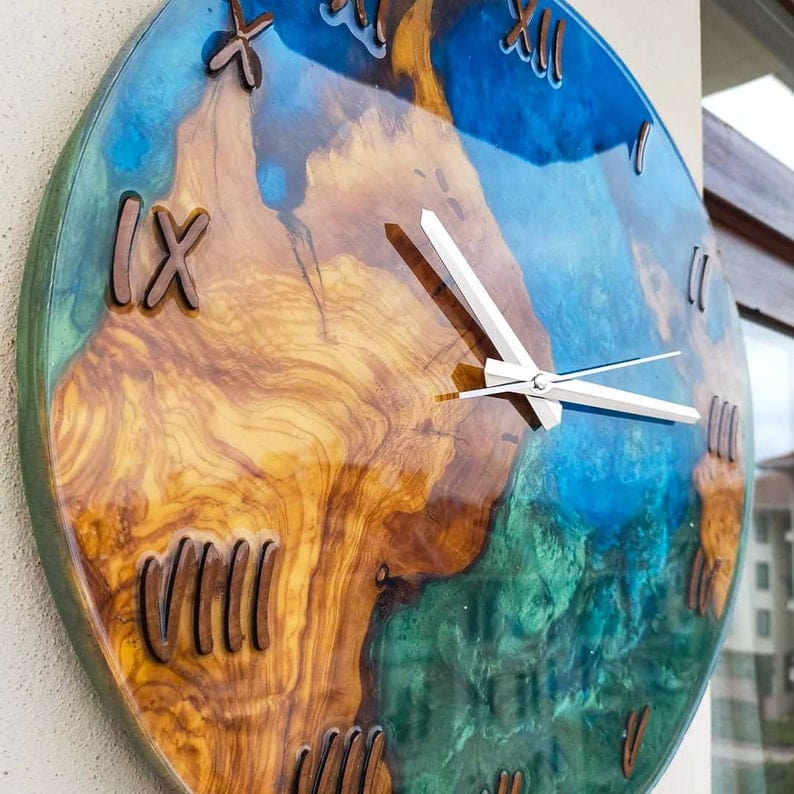 Époxy et grande horloge murale en bois