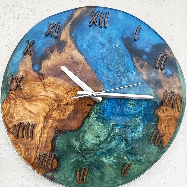 Époxy et grande horloge murale en bois