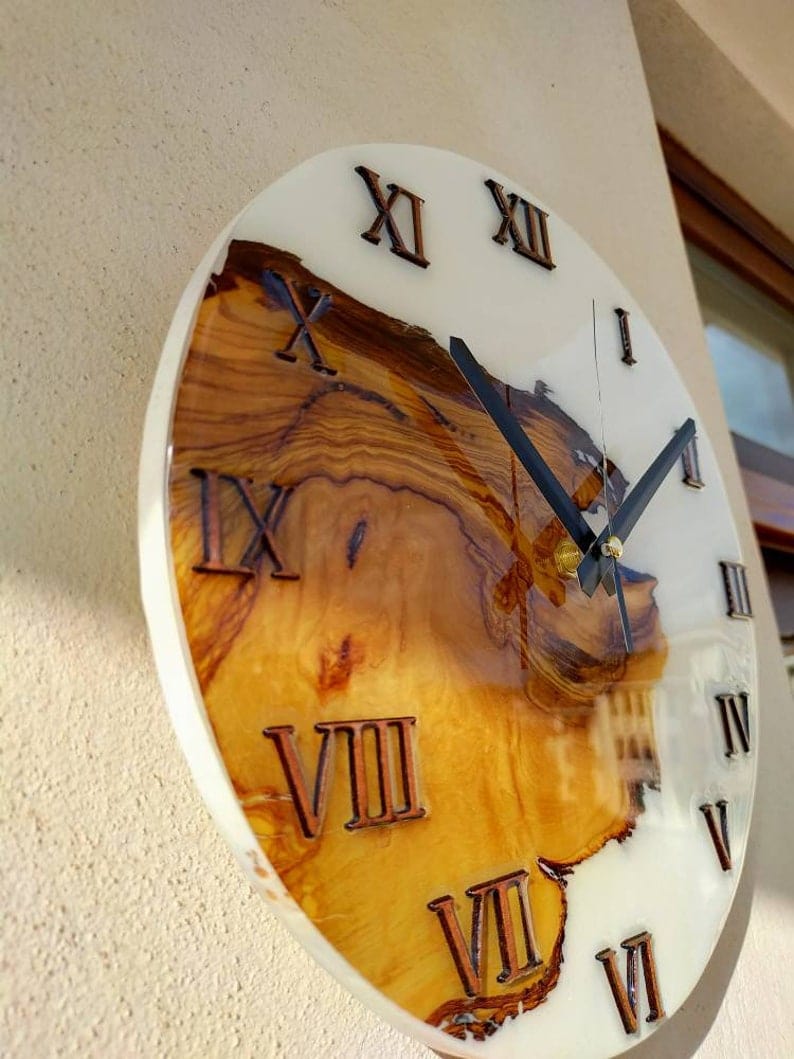 Grande horloge murale en bois faite à la main