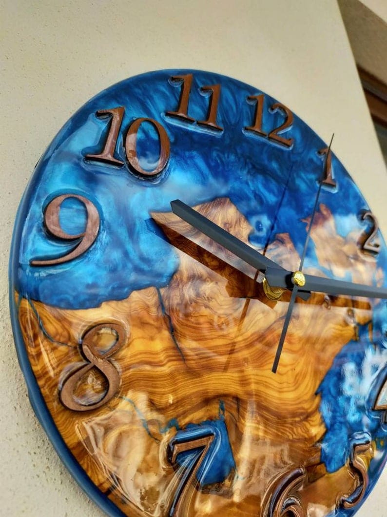 Grande horloge murale en époxy, faite à la main