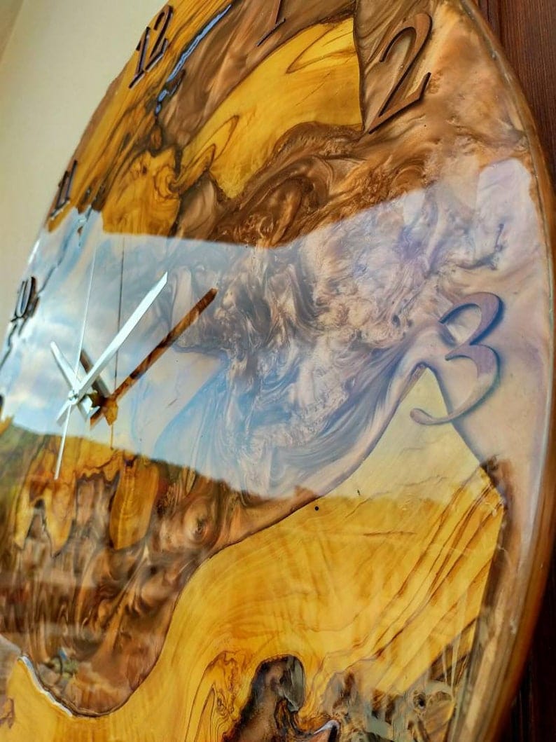Grande horloge murale en résine, faite à la main