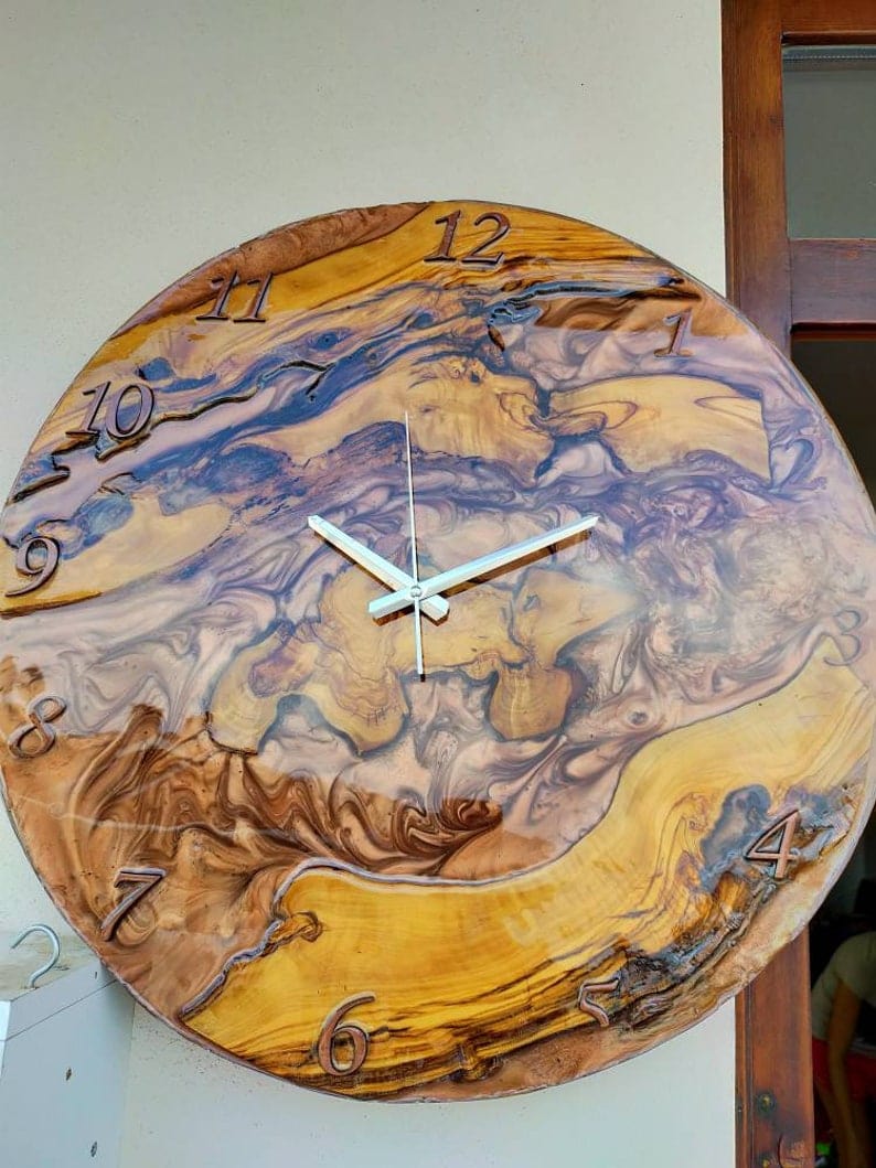 Grande horloge murale en résine, faite à la main