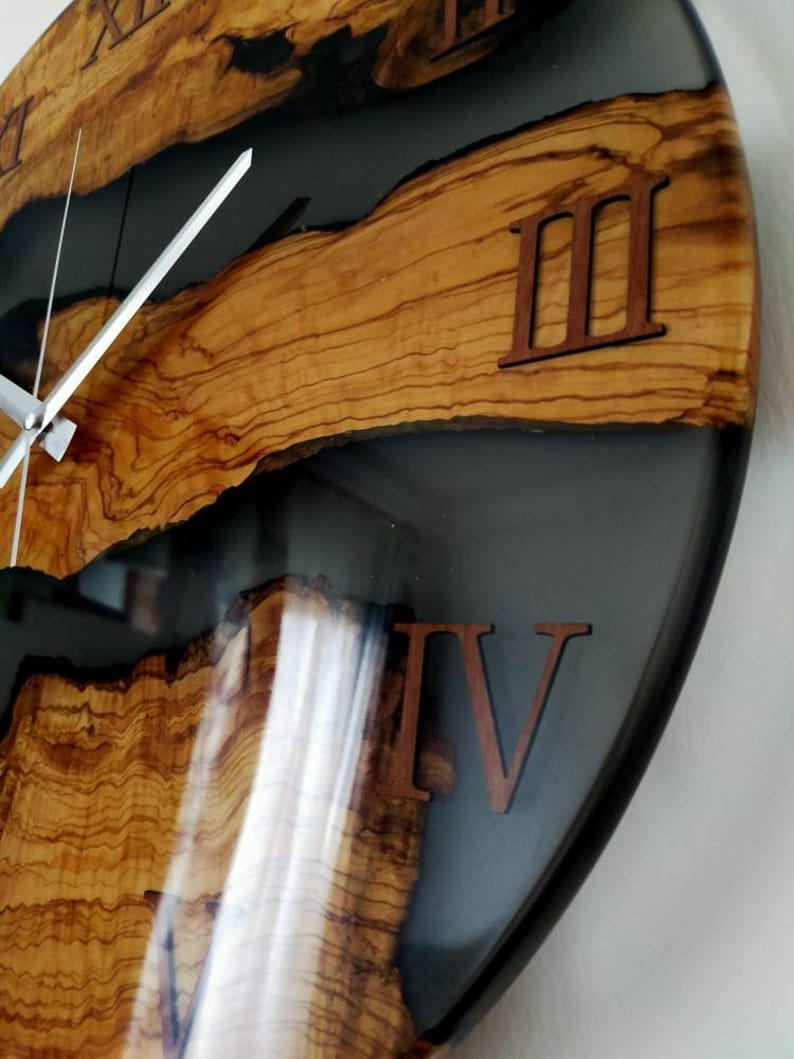 Horloge à main en résine pour mur