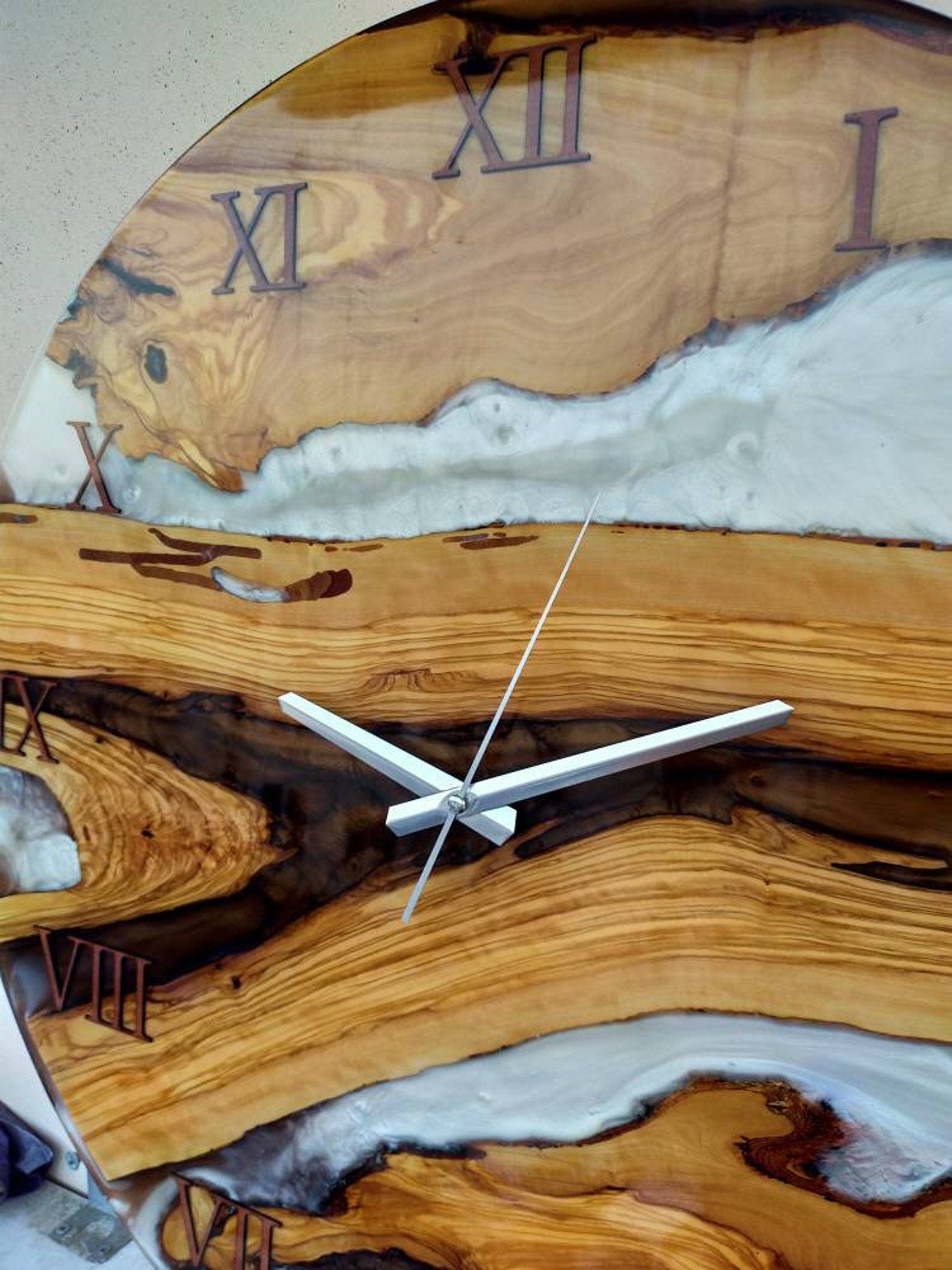 Horloge bois et époxy blanche