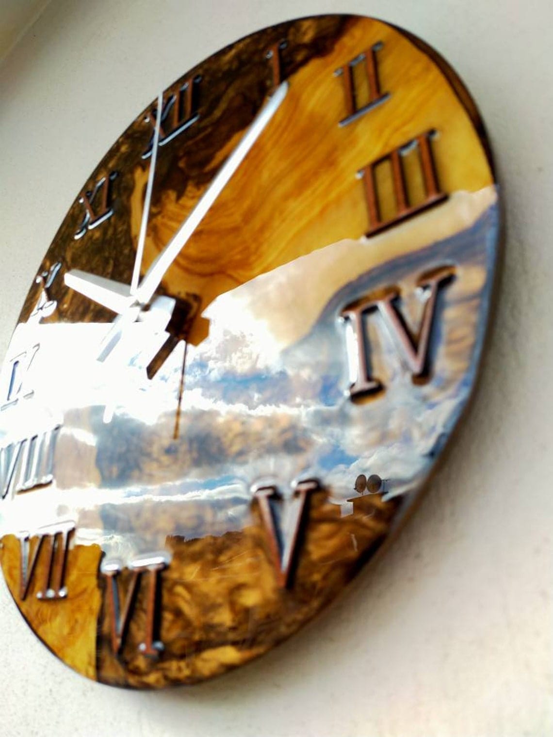 Horloge bois et résine brune