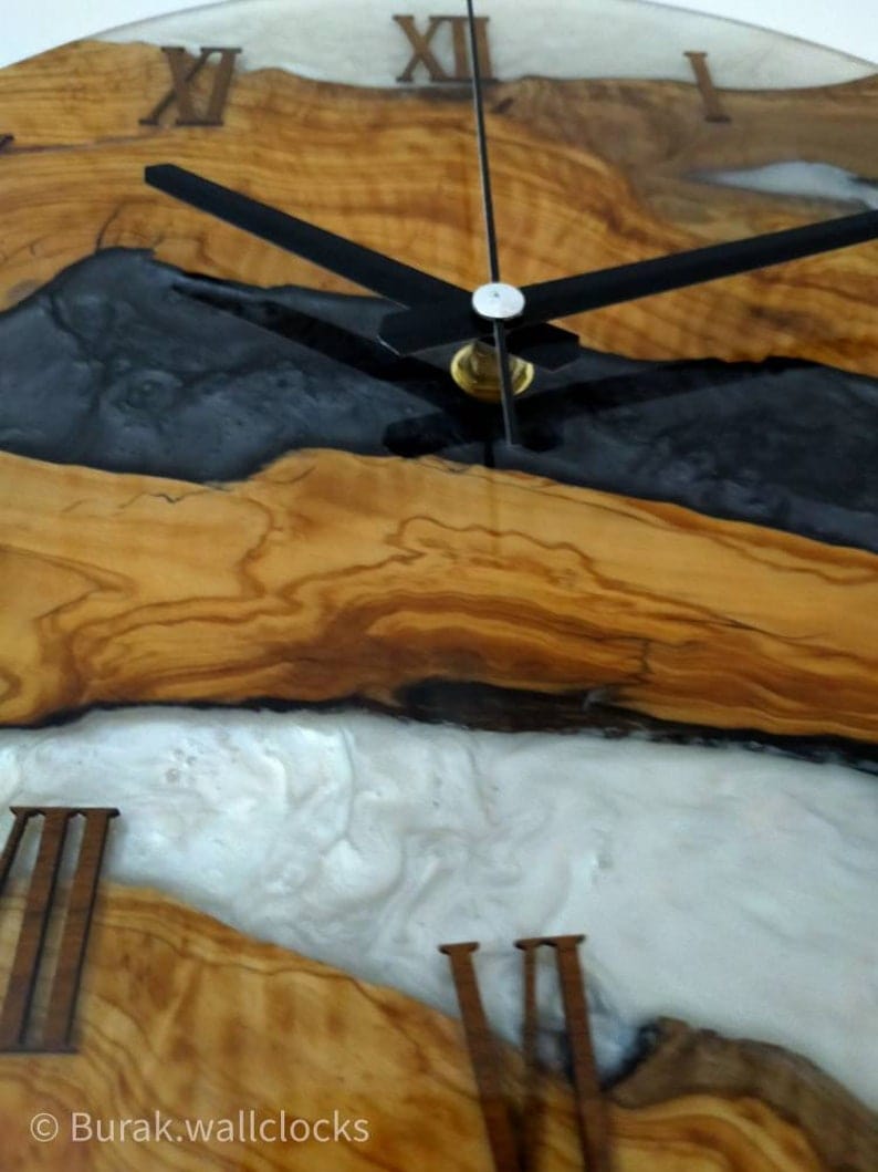 Horloge en résine pour mur