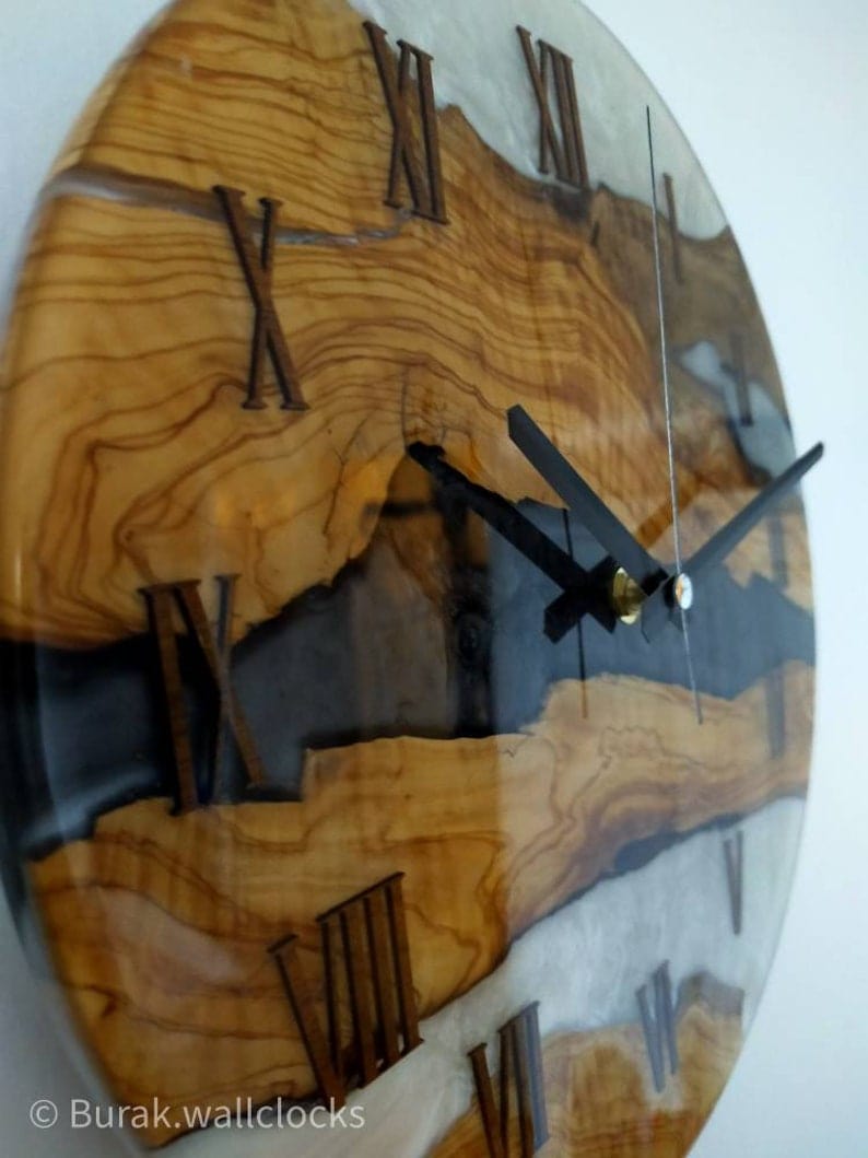 Horloge en résine pour mur