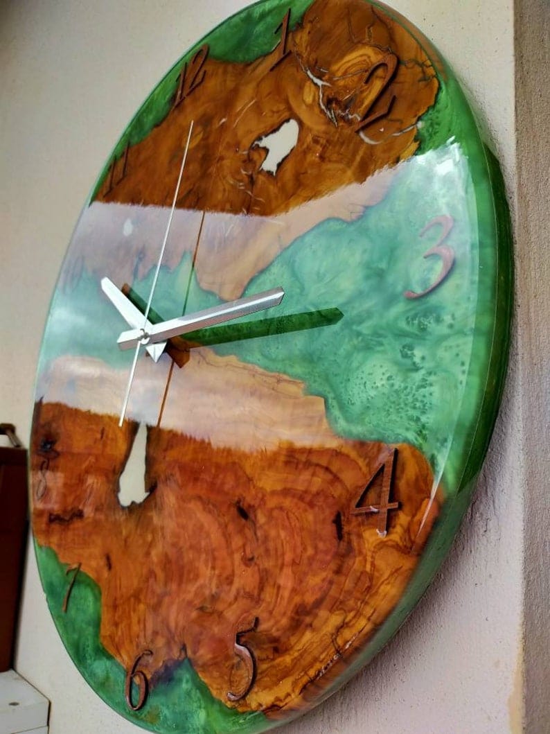 Horloge faite à la main en bois pour mur