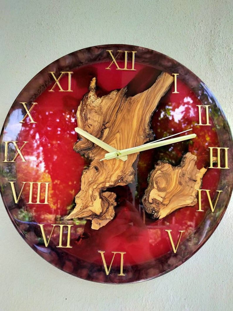 Horloge murale en bois et époxy