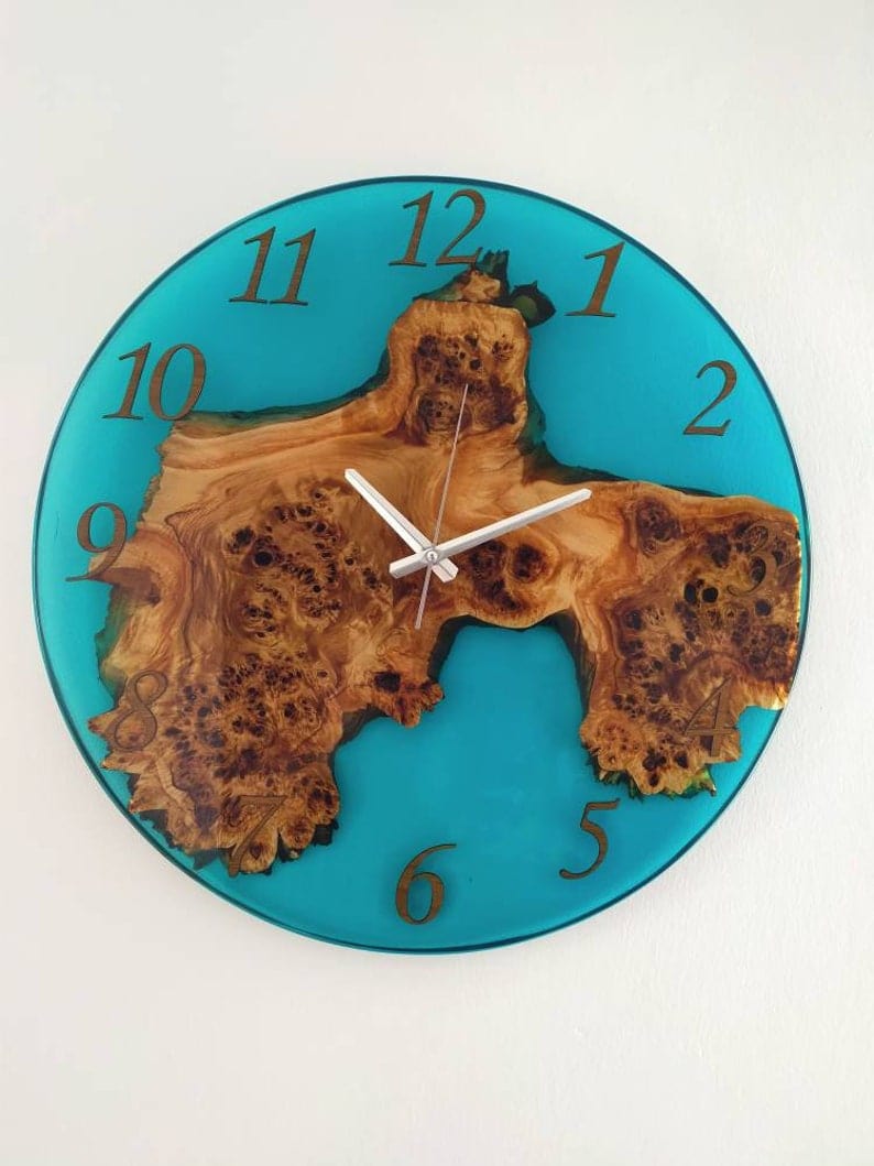 Horloge murale en bois et époxy transparent