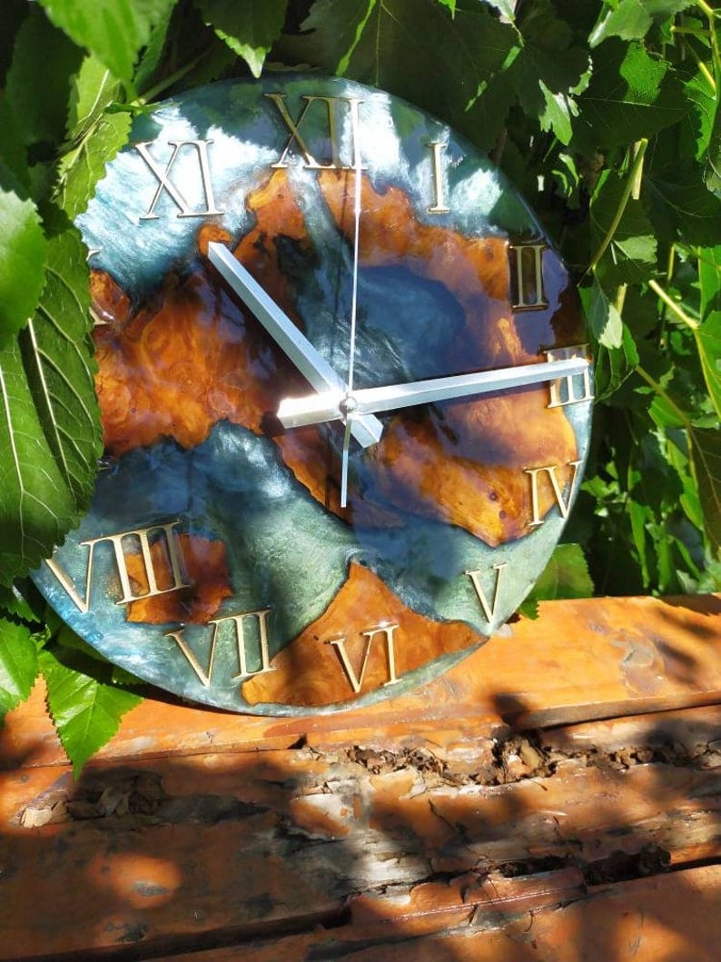 Horloge murale en résine bleu gris