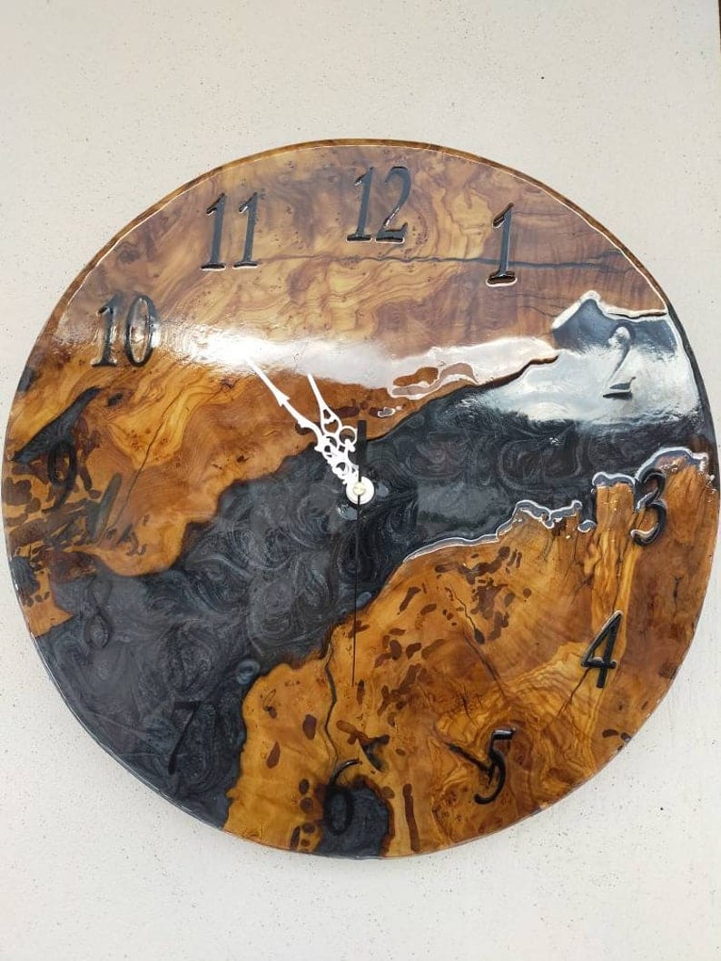 horloge murale époxy bois et marbre noir
