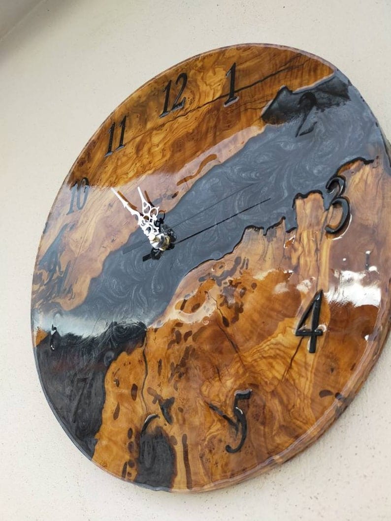 horloge murale époxy bois et marbre noir
