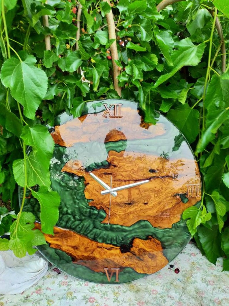 horloge murale époxy bois et vert