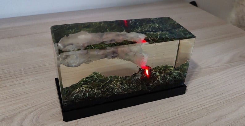 La miniature de la lampe de lave du volcan en résine avec LED