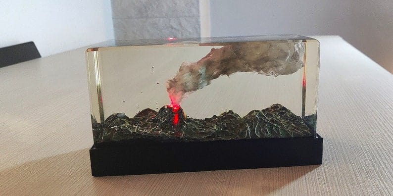 La miniature de la lampe de lave du volcan en résine avec LED