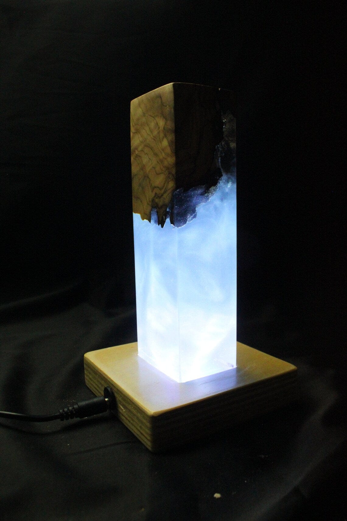 Lampe de chevet bleue en résine époxy en bois