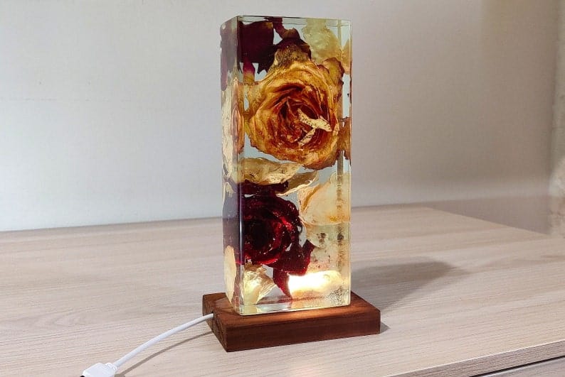 lampe en résine avec de vraies roses