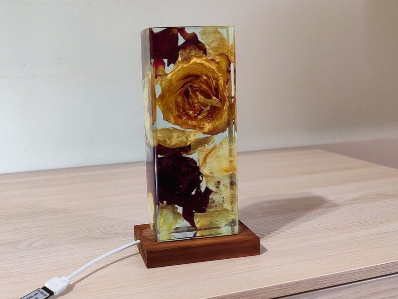 lampe en résine avec de vraies roses