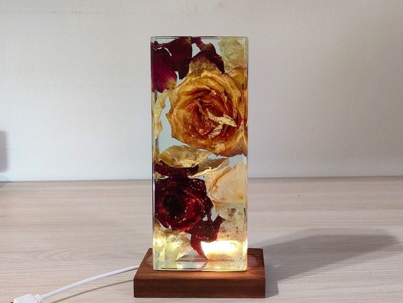 lampe en résine avec de vraies roses