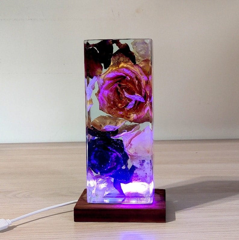 lampe en résine avec de vraies roses