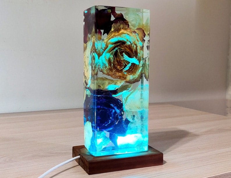 lampe en résine avec de vraies roses