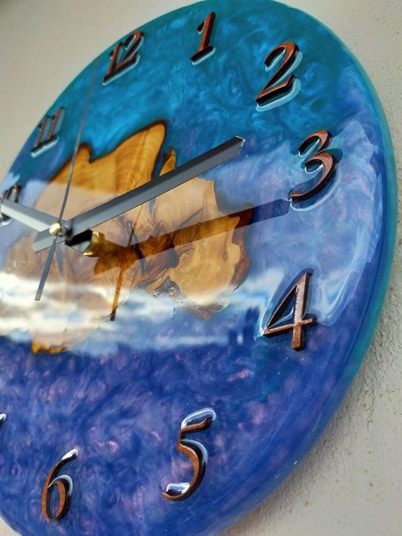Résine et bois Horloge décorative unique faite à la main pour mur
