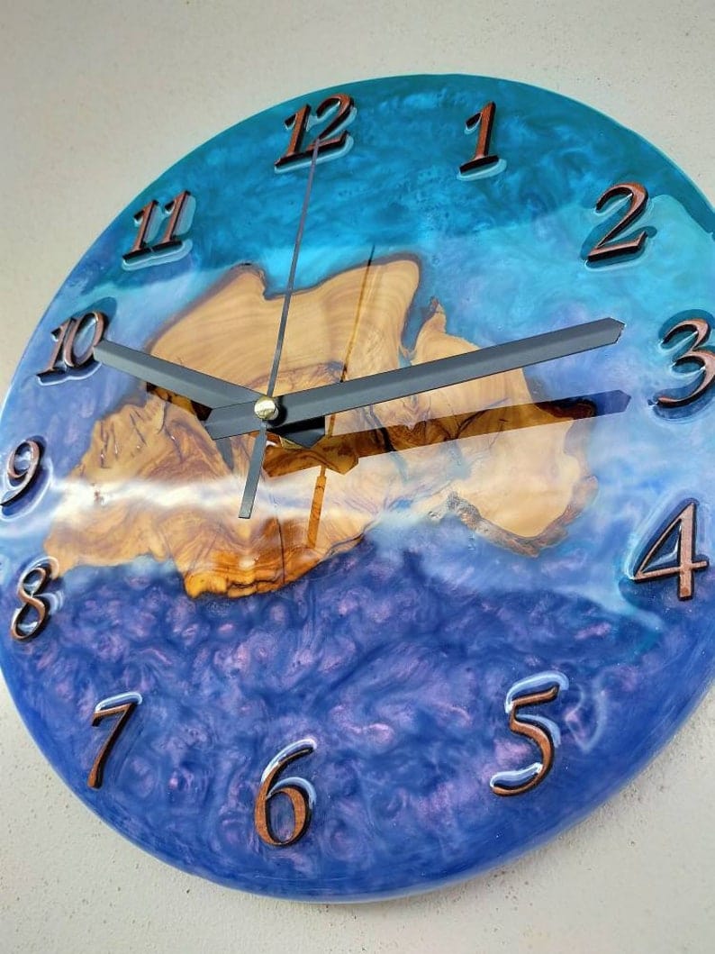 Résine et bois Horloge décorative unique faite à la main pour mur