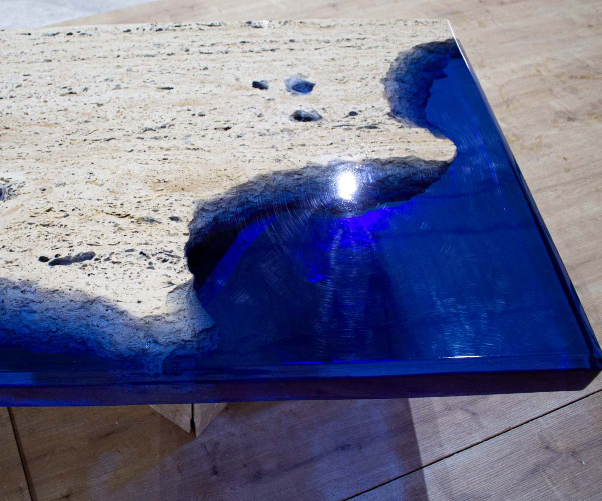 Table carré en résine époxy et pierre