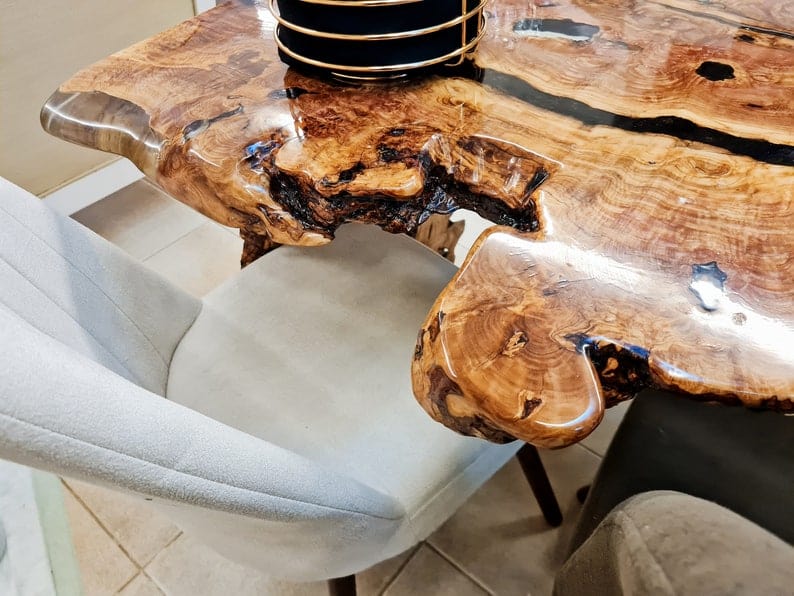 Table de luxe bois et époxy transparente
