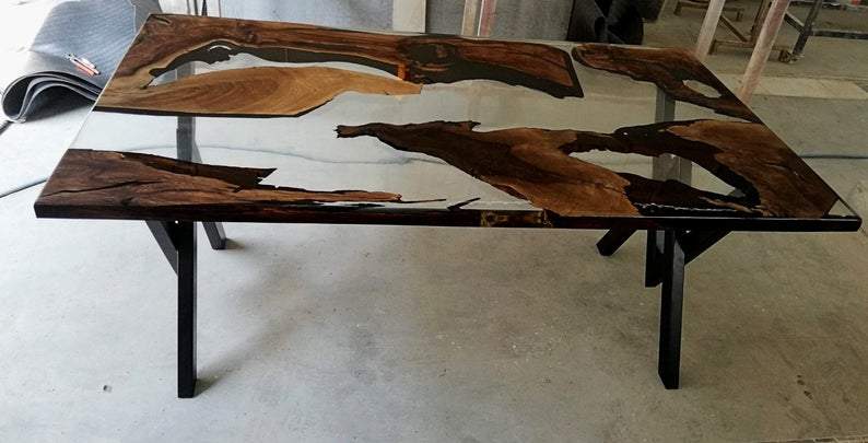 Table en bois et résine transparente