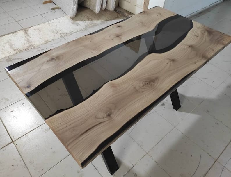 Table en noyer époxy noir semi-transparent (disponible)