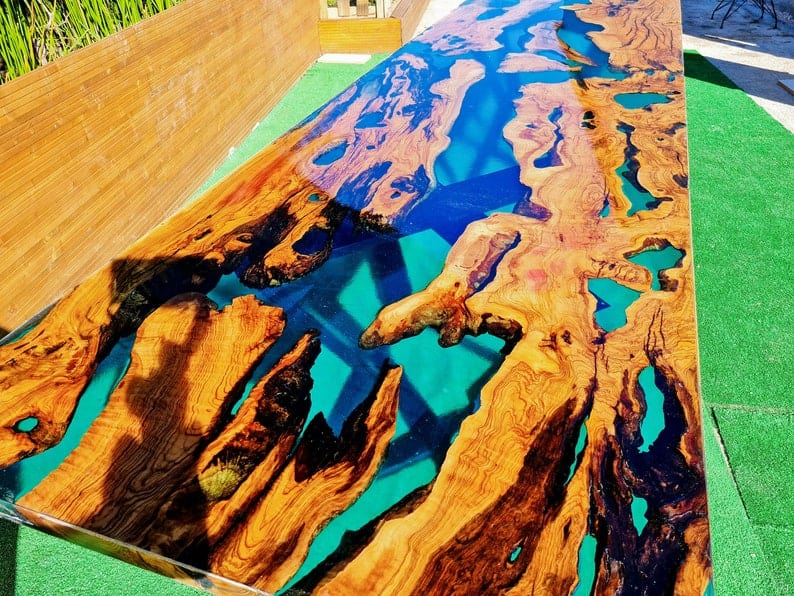 Table époxy bleu en noyer vieux de 65 ans